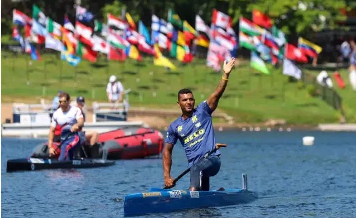 Mundial de canoagem: Isaquias Queiroz conquista prata na categoria C1 1000m