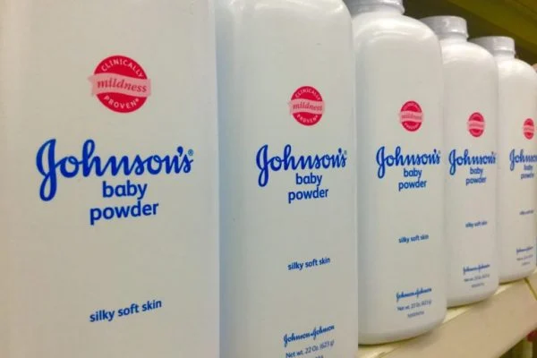 Johnson & Johnson decide suspender venda de talco após casos de câncer