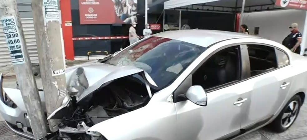 Motorista e carona ficam feridos após carro bater em poste em Salvador