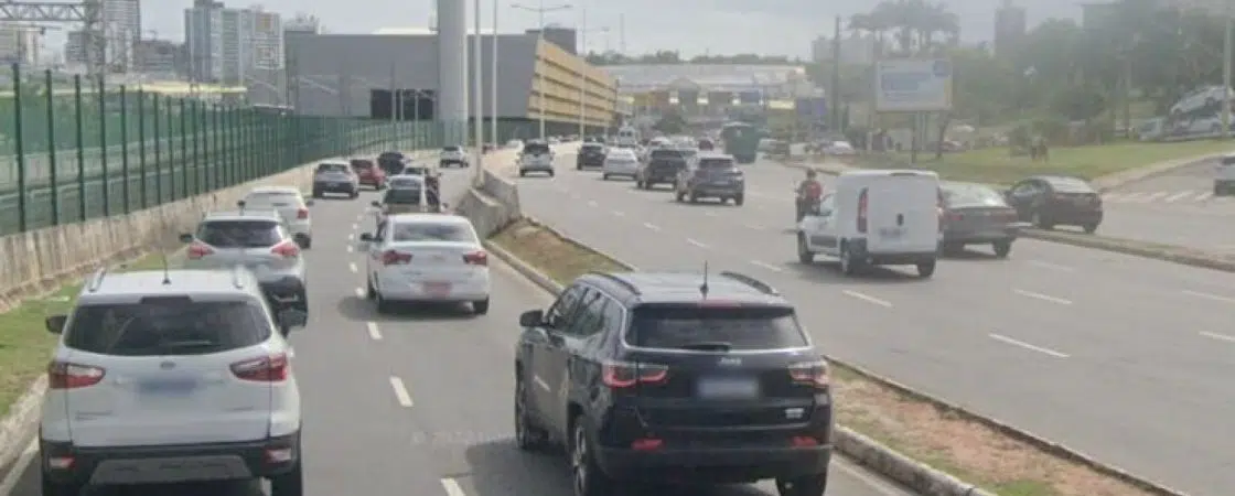 Motorista perde o controle de veículo e bate contra muro em avenida de Salvador