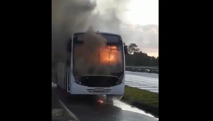 Ônibus tem curto-circuito e pega fogo na Via Parafuso; veja o vídeo
