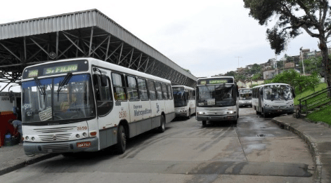 Simões Filho: Homens armados exigem transferência via Pix durante assalto a ônibus