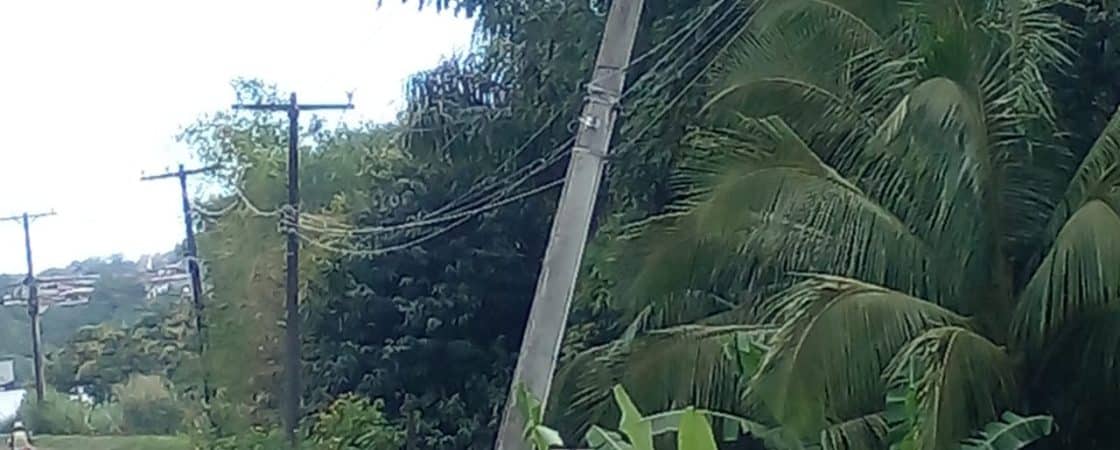 Tragédia anunciada: Moradores temem queda de poste em Aratu