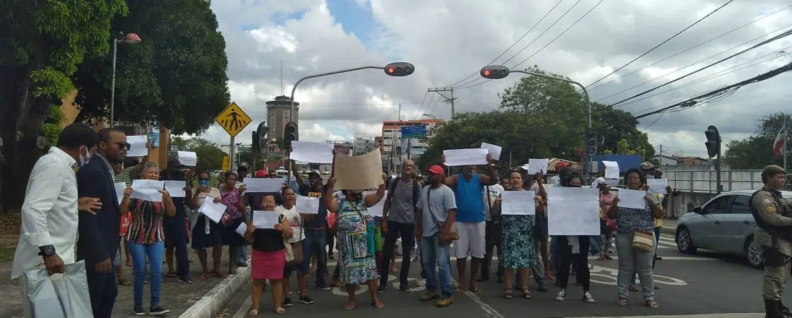 Manifestantes protestam em frente à Prefeitura de Camaçari por asfaltamento na zona rural: “Gritamos por socorro”