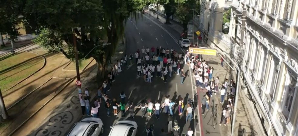 Protesto reúne amigos e familiares de adolescente morta em assalto no centro de Salvador