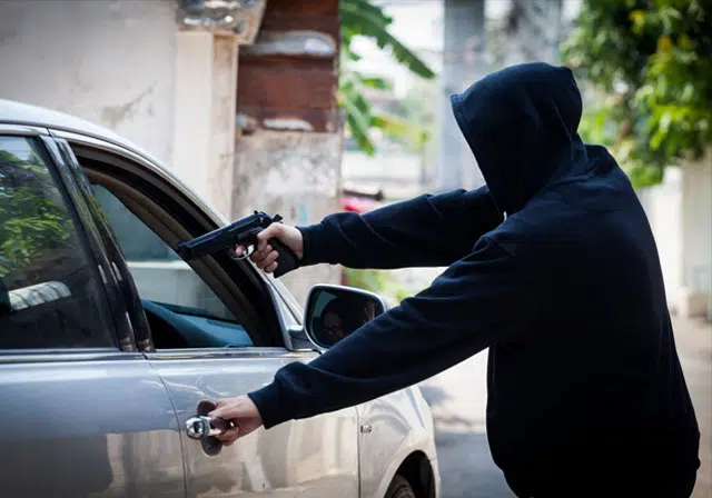 Homem tem carro roubado nas imediações do Clube Social em Camaçari