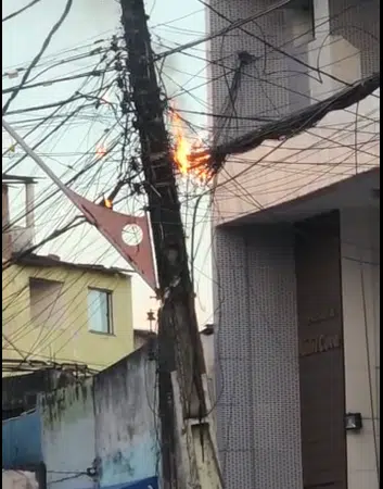 Vídeo: Fiação de poste pega fogo e deixa pedestres em pânico no centro de Lauro de Freitas