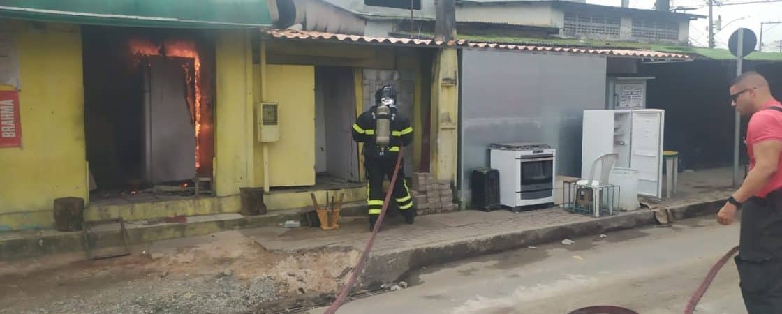Vídeo: Incêndio destrói imóvel no bairro Nova Vitória em Camaçari