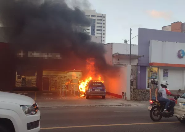 Salvador: Viatura da PM pega fogo em Brotas