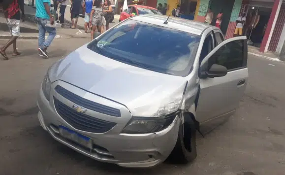 A bordo de carro roubado em Camaçari, bandidos trocam tiros com PM e homem é baleado na porta de casa