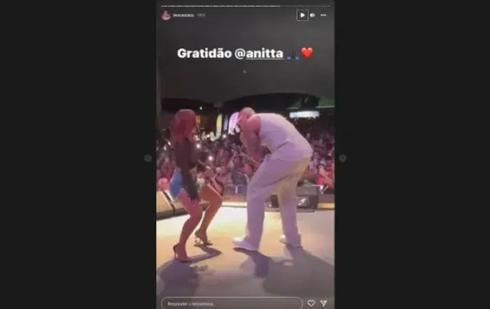 Anitta sobe ao palco com blusa transparente em show de Léo Santana nos EUA