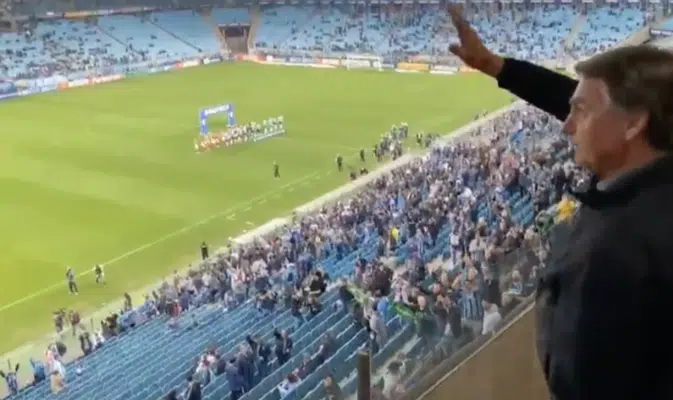 Bolsonaro recebe vaias e aplausos em jogo do Grêmio