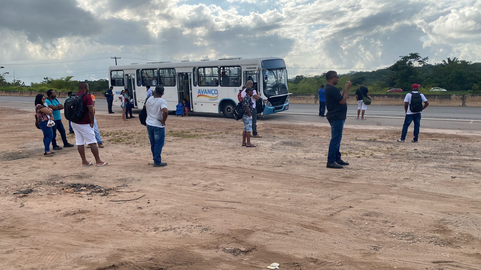 Camaçari: Passageiros denunciam descaso com transporte público intermunicipal