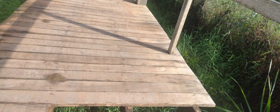 Camaçari: Ponte de madeira com tábuas soltas e buracos preocupa moradores do Aruá