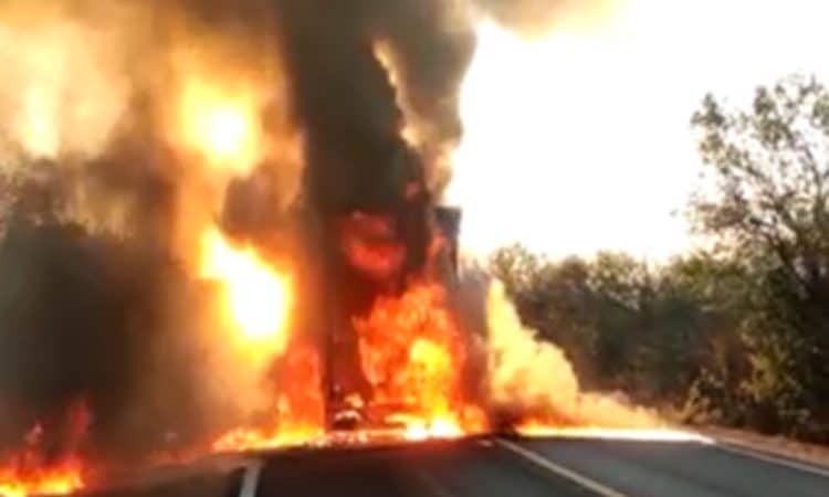 Grave acidente entre moto e caminhão deixa um morto e veículos em chamas em rodovia na Bahia