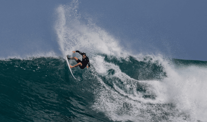 Campeão mundial de surf morre após convulsão enquanto surfava