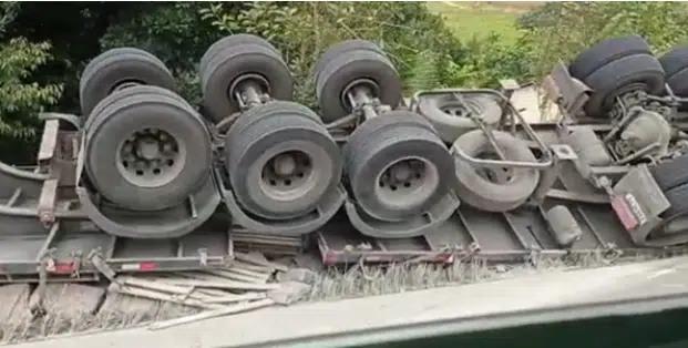 Carreta tomba em rodovia da BA e populares saqueiam carga de cimento