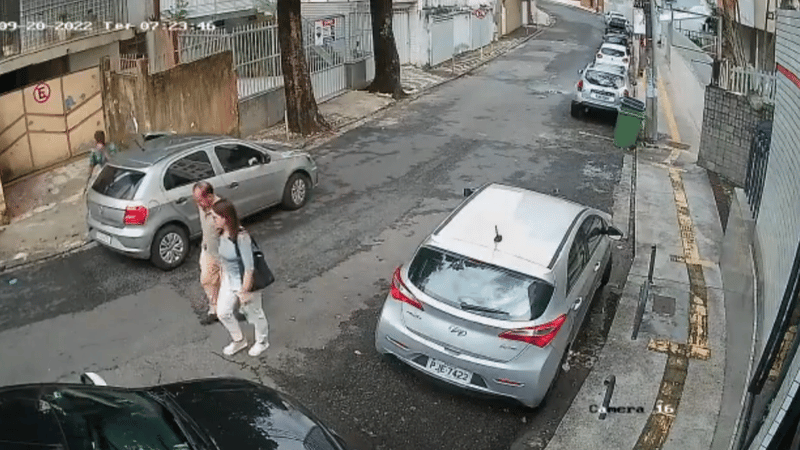 Homem armado surpreende casal e rouba pertences em rua de bairro nobre de Salvador