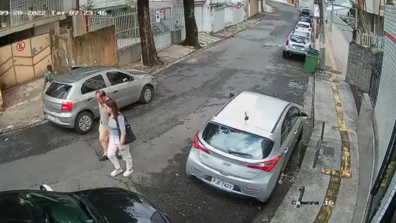 Homem armado surpreende casal e rouba pertences em rua de bairro nobre de Salvador