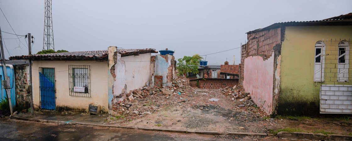 Camaçari: Deslizamento de terra atinge casas no Phoc I