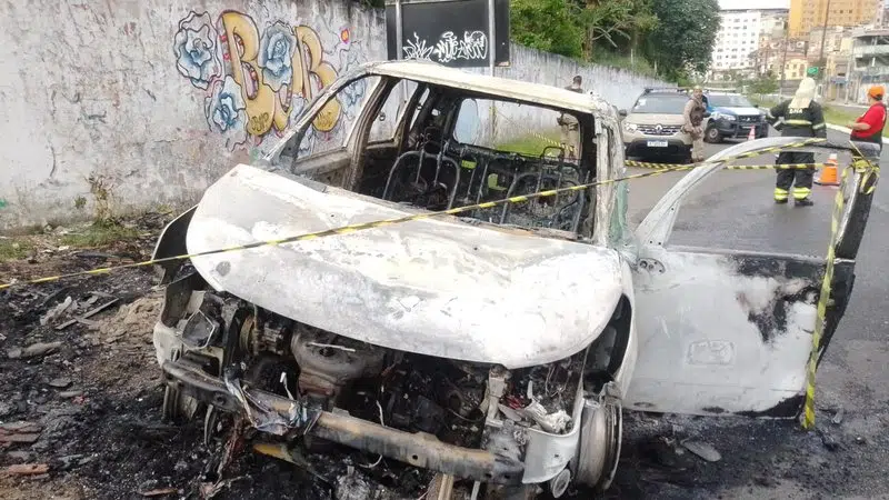 Homem tem corpo e carro queimados após ser assassinado a tiros em Salvador