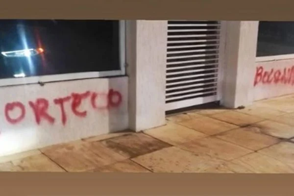 Filho de Bolsonaro reclama após ter mansão pichada: “Ódio gratuito”