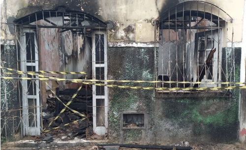 Morador morre carbonizado em casa consumida pelo fogo