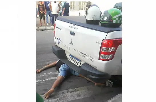 Vídeo: Motociclista é atropelado e vai parar embaixo de caminhonete no Centro de Camaçari