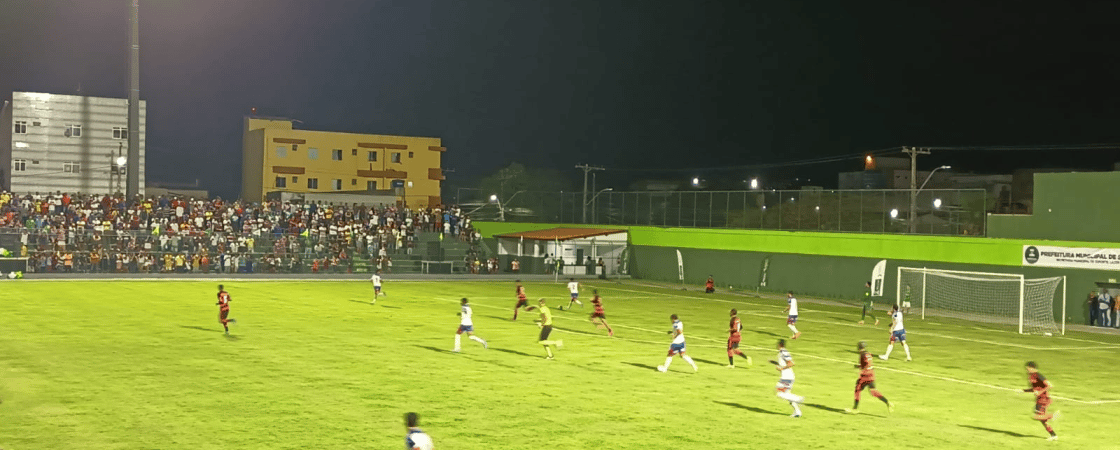 Jogadores do Bahia e do Vitória brigam após empate em Simões Filho