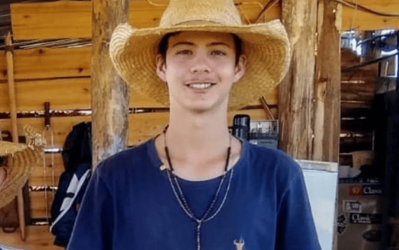 Peão de 18 anos morre após cair em rodeio