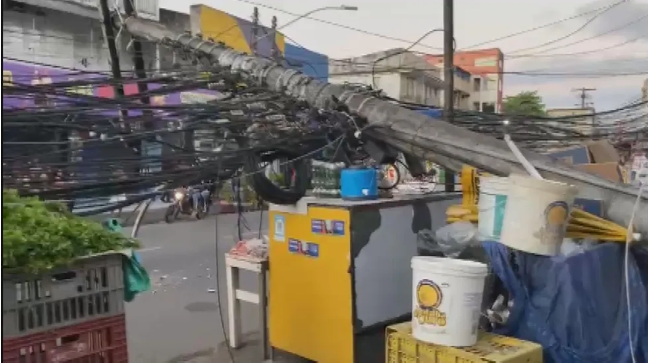 Batida de caminhão provoca queda de poste em Salvador