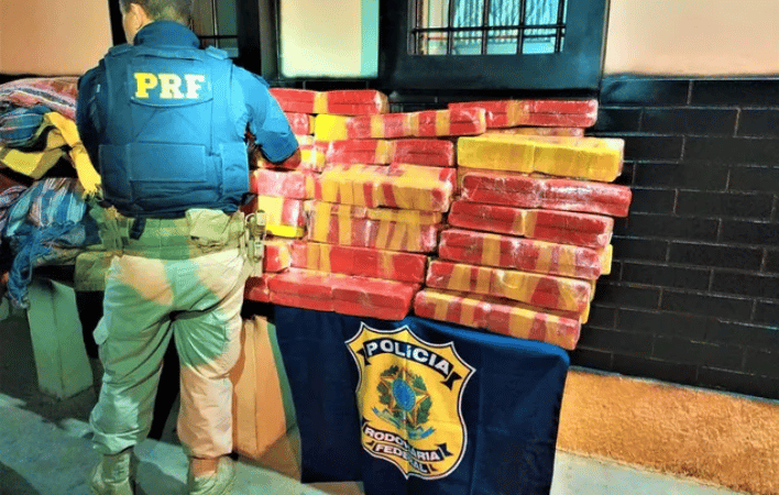 PRF prende dois homens com mais de 200 quilos de maconha dentro de carro na Bahia