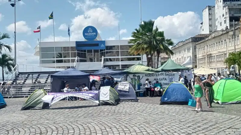 Acampados na frente da prefeitura, servidores dizem que só saem após atitude de Bruno Reis