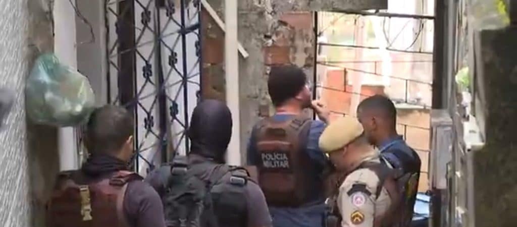 Salvador: Suspeito em fuga invade casa e faz refém no Arenoso