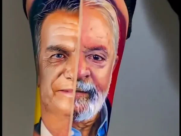 Homem faz tatuagem com rostos de Bolsonaro e de Lula