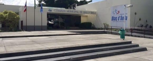Vereadores de Dias D'Ávila aprovam reajuste salarial de R$0,46 para professores