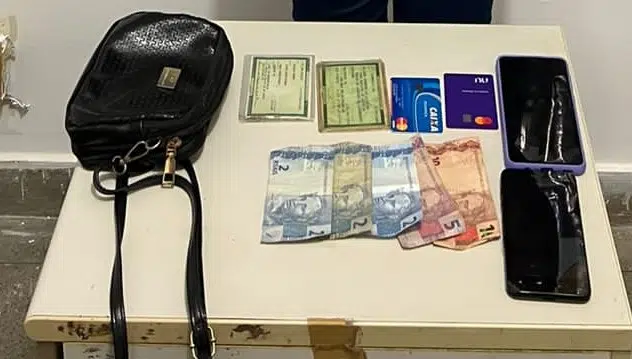 Mulher é presa tentando sacar dinheiro com documento falso