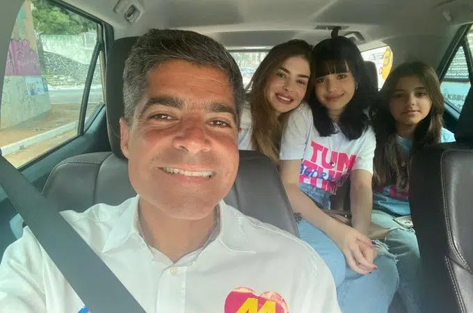 Acompanhado das filhas, ACM Neto vota e expressa desejo de vitória no primeiro turno