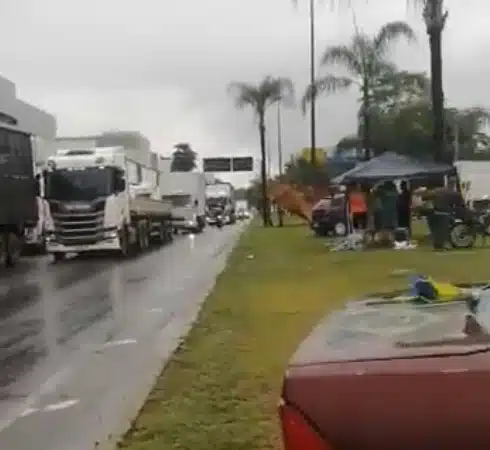 Apoiadores de Bolsonaro já bloqueiam mais de 60 rodovias no país 