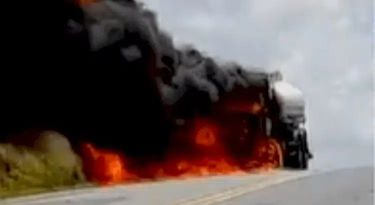 VÍDEO: Após colisão, caminhão tanque pega fogo e motociclista morre na Bahia