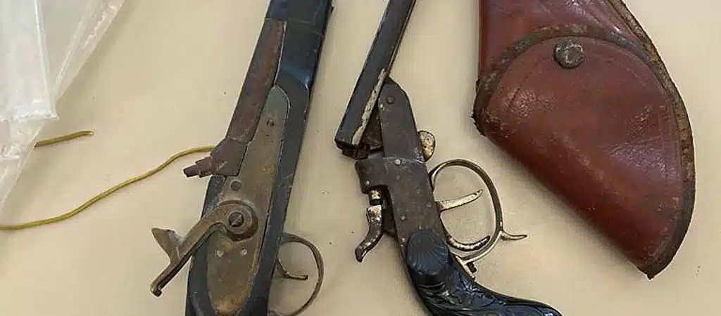 Armas são encontradas na mochila de criança de 3 anos em escola