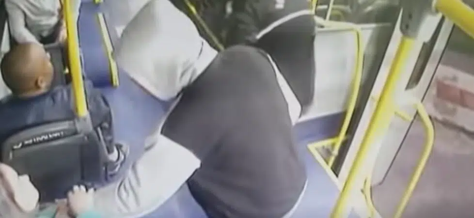 Assaltantes deixam passageiros de ônibus em pânico na BA-526