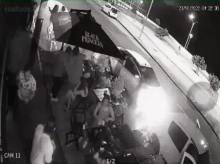 Homens armados matam duas pessoas e deixam clientes em pânico em bar de Salvador