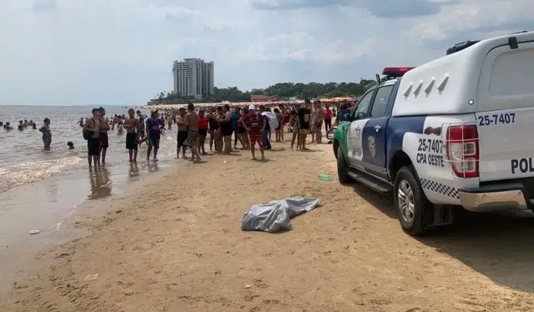 VÍDEO: Banhistas encontram esqueleto humano em praia
