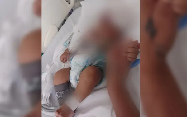 Bebê morre após ser atingido por celular jogado pelo pai