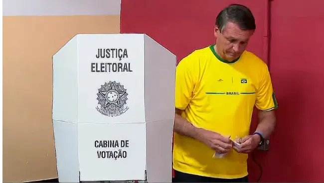“O que vale é o Datapovo”, diz Bolsonaro após votar no Rio de Janeiro