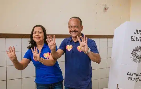 “Camaçari é 44”, declara Elinaldo após votar no Mascarenhas