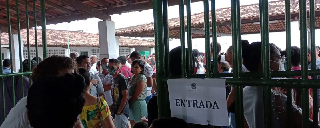 Camaçari: Eleitores esperam mais de 1h para votar em escola na Gleba H