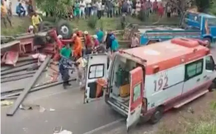 Caminhão carregado com vigas de aço tomba e deixa um morto em rodovia na Bahia