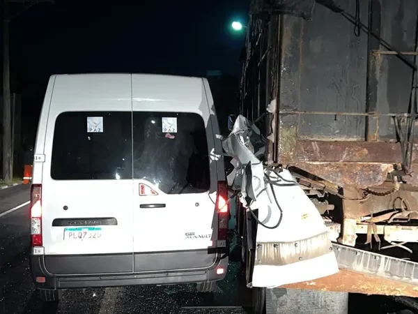 Candeias: Vigilante morre em acidente entre van e carreta